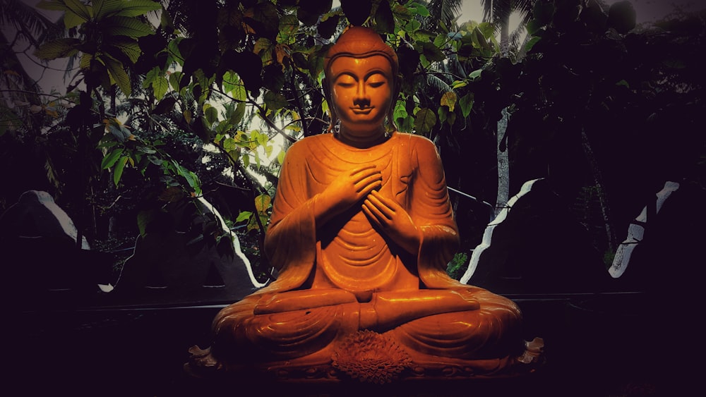 Gautama Buddha Figur in der Nähe von Pflanzen