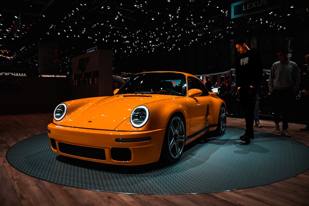 orangefarbener Porsche 959