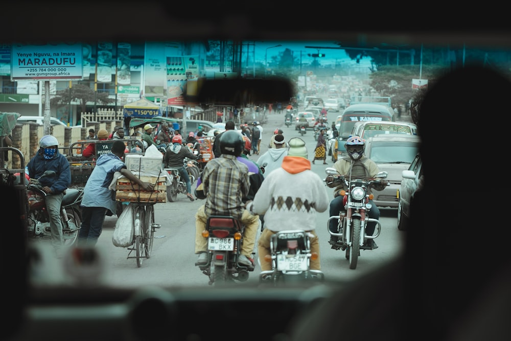 Personas en motocicletas en la carretera