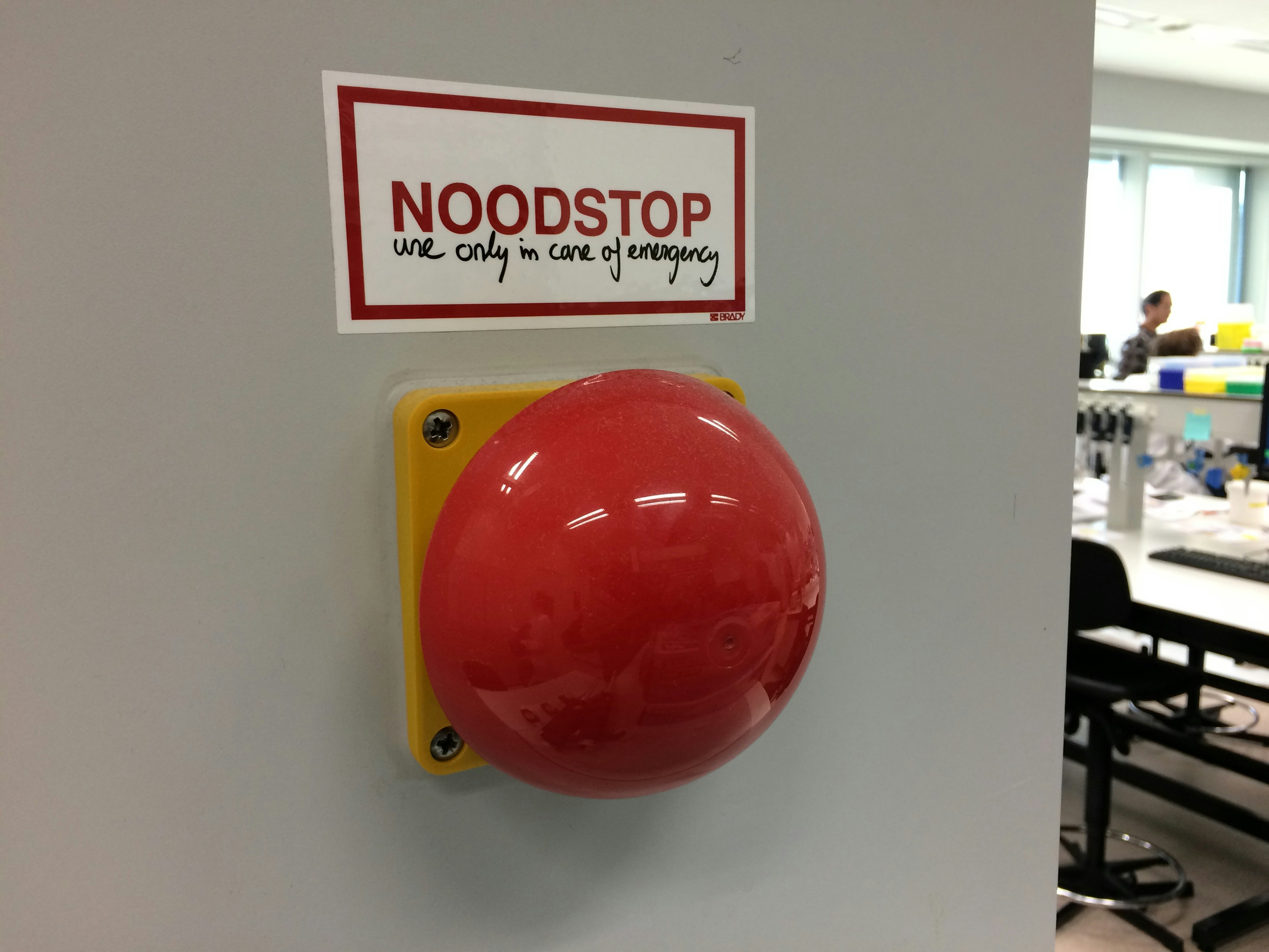 Noodstop. Use only in case of emergency. Kleurenblind.eu
