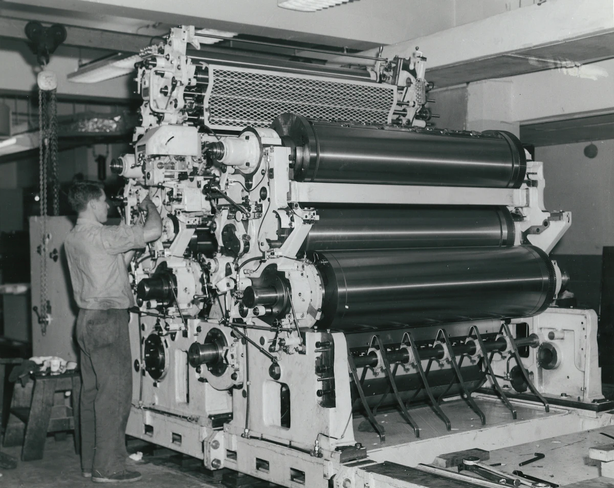 Operator aan het werk bij een drukmachine