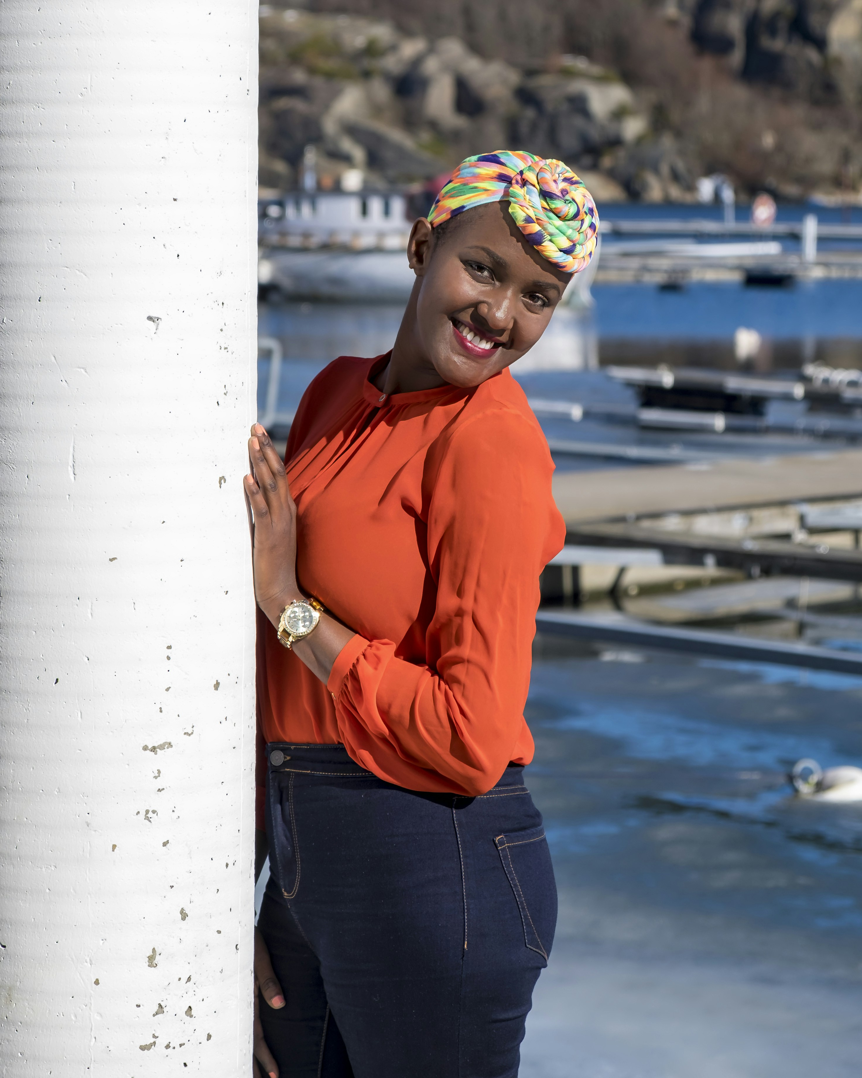 femmes accoudées à un mur pendant la journée