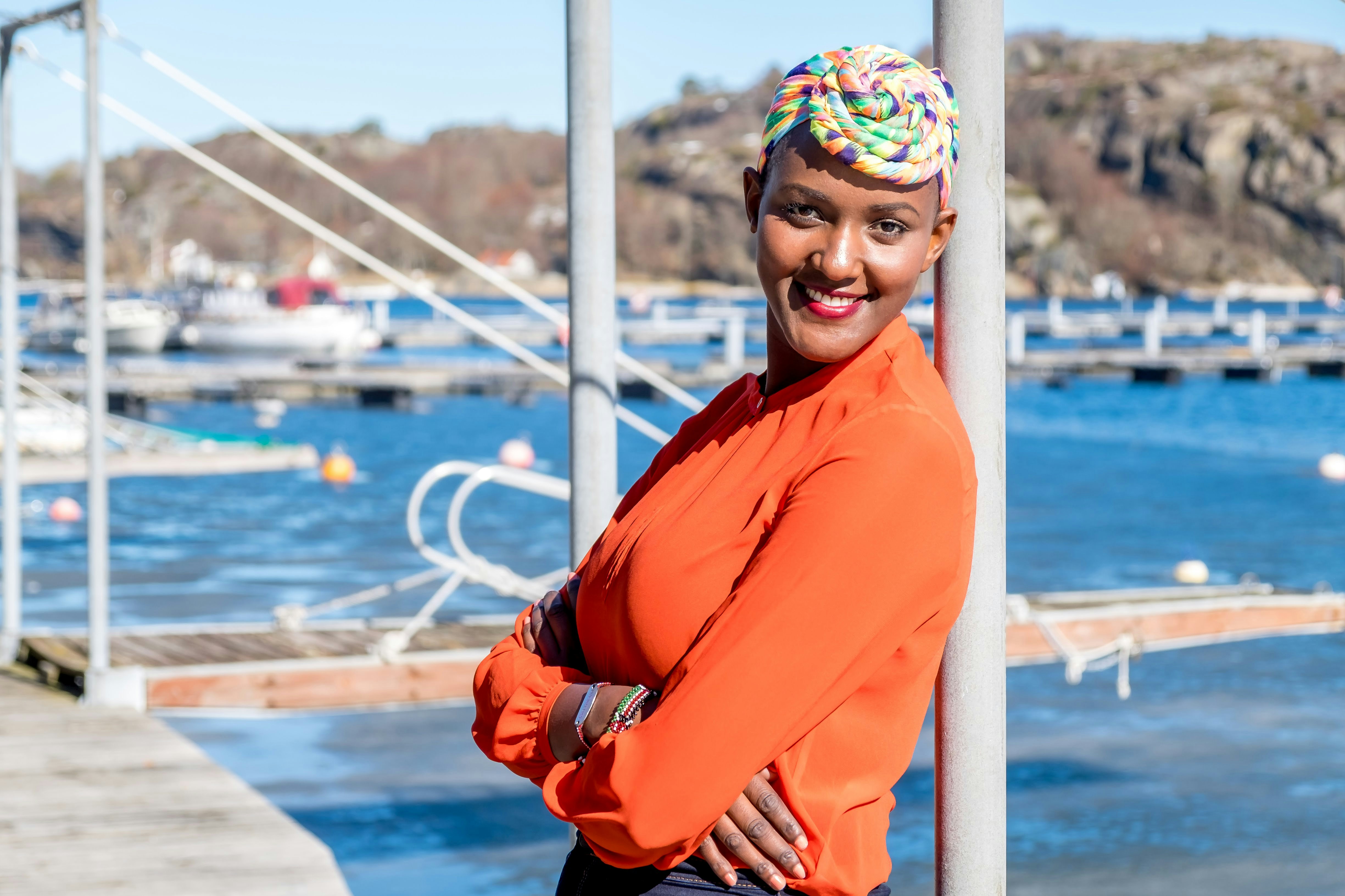 femme près du poteau