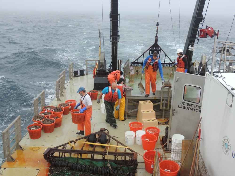 personnes pêchant en bateau pendant la journée