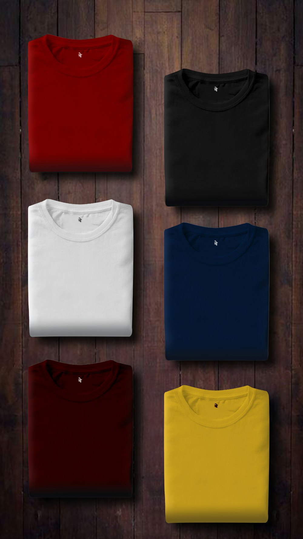 camisas dobladas de colores variados en un panel de madera