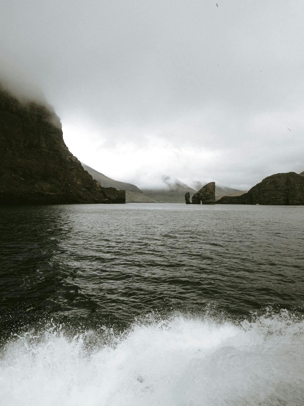 Fotografía panorámica de la montaña cerca del cuerpo de agua