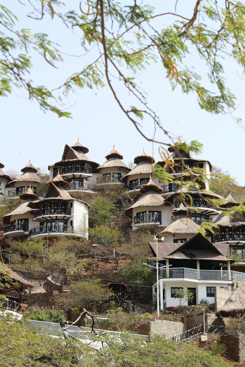 maisons brunes sur la montagne