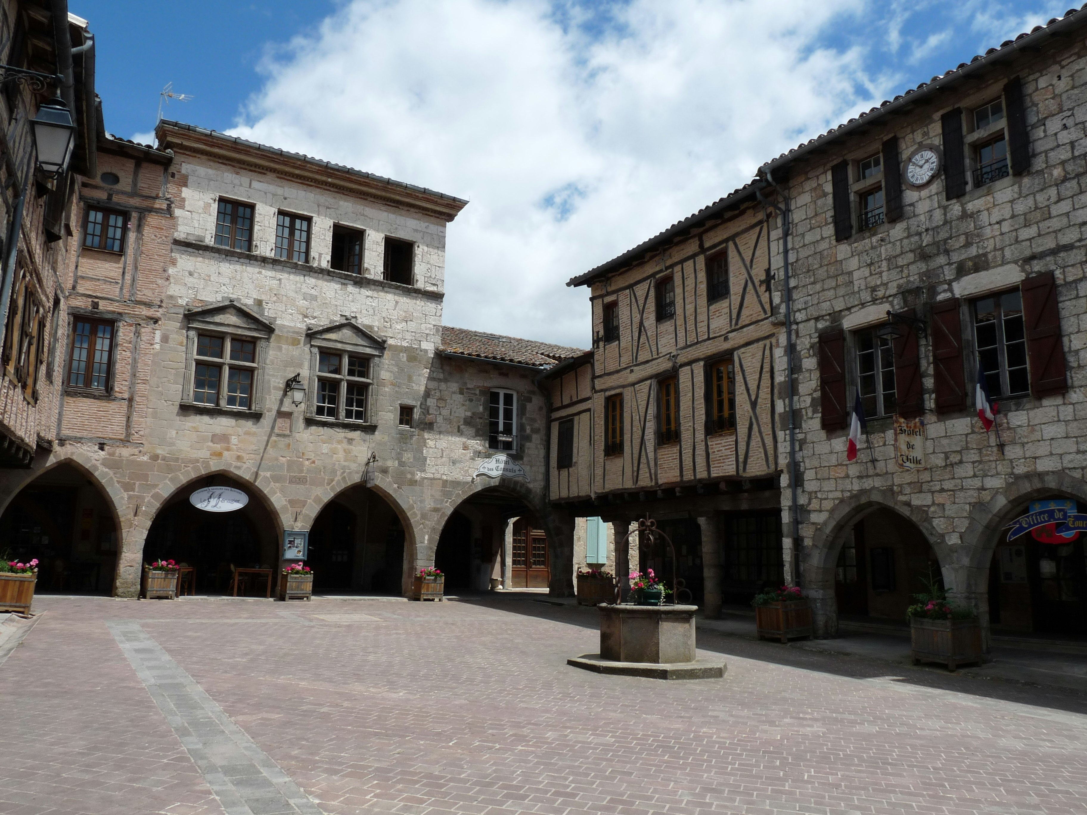 Castelnau-de-Montmiral. Village du XIII° siècle. Place de la mairie.