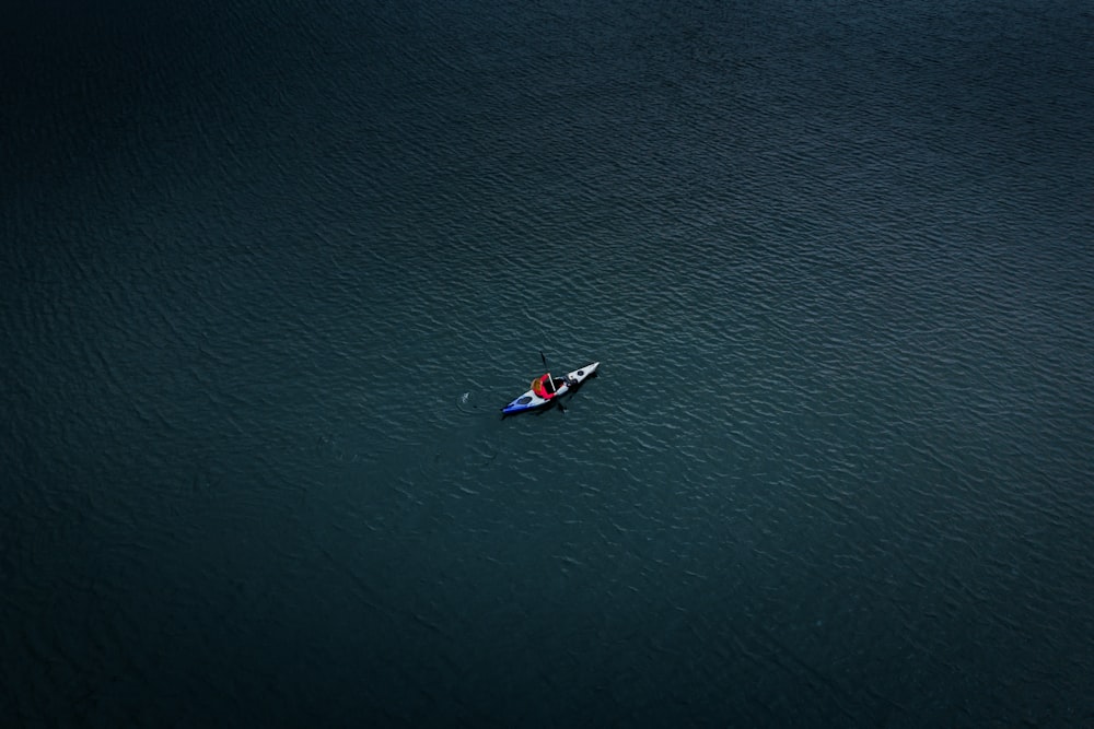 Foto aérea de un hombre navegando en kayak en el mar