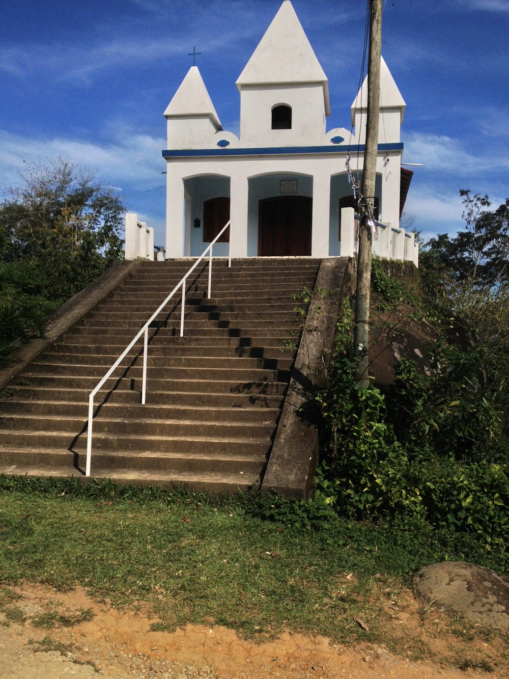 Casa de hormigón blanco bajo cielo azul