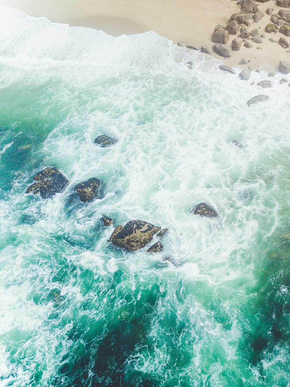 waves crushing at the shore during daytime