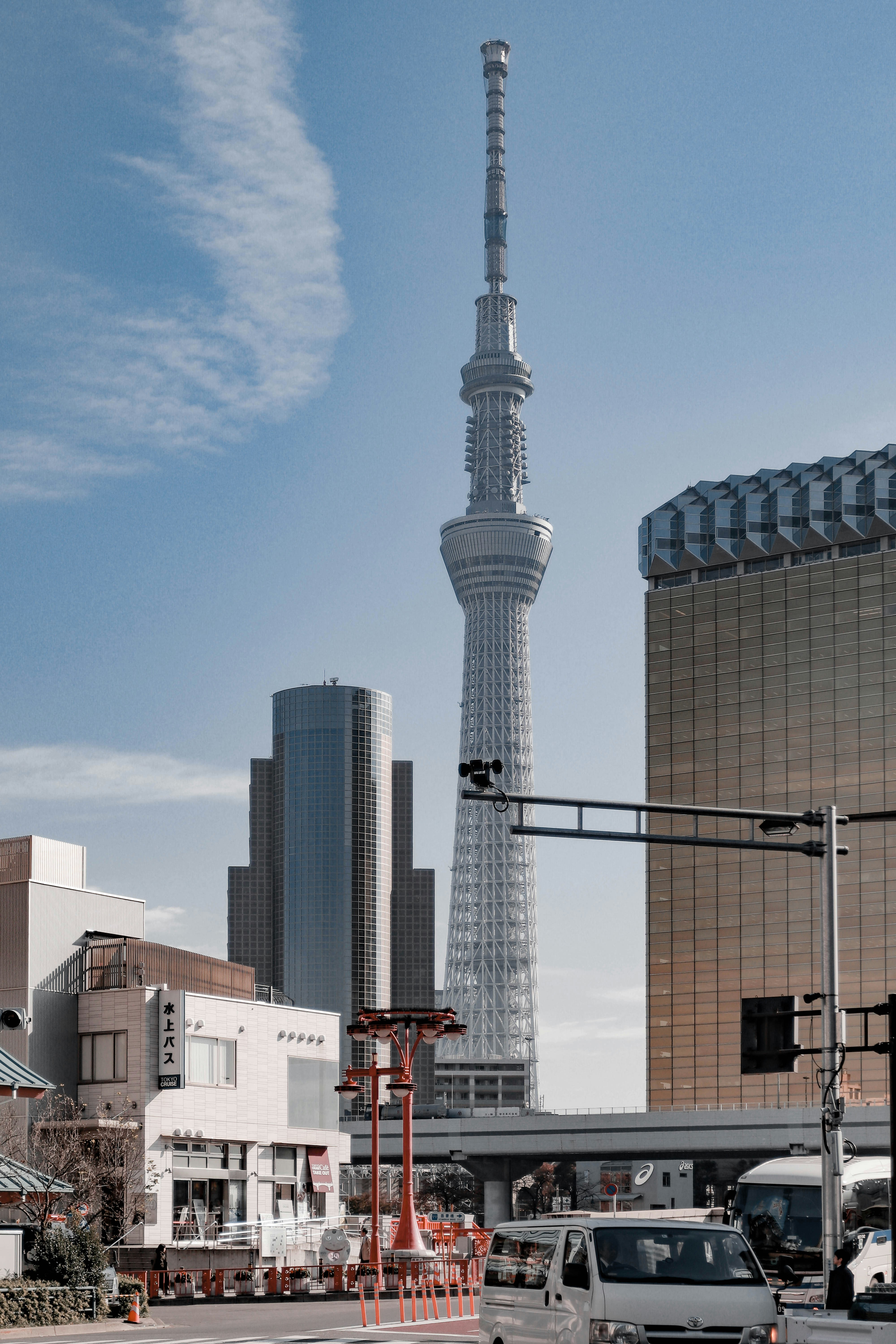 昼間の茶色い建物