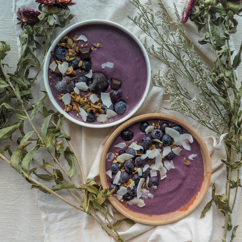 Dessert avec garnitures de noix et de mûres