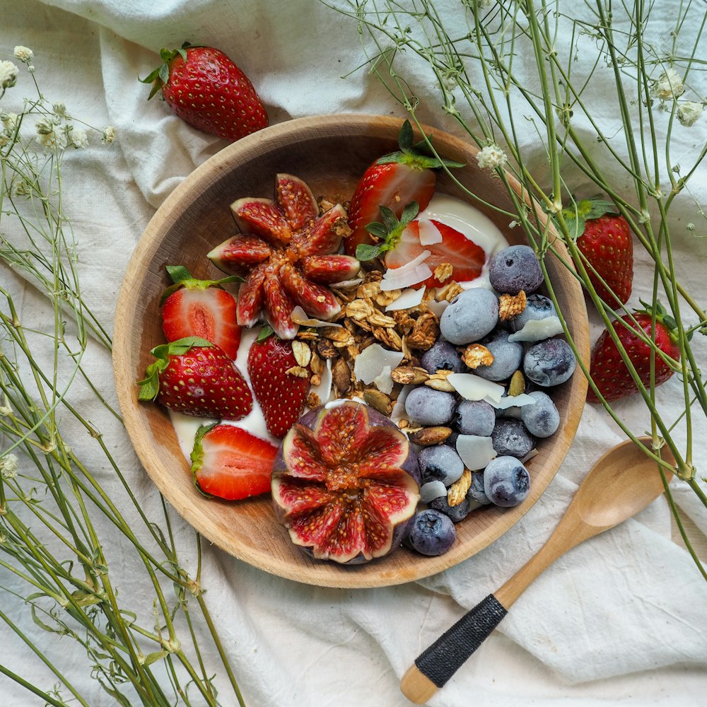 sliced fruits in bowl