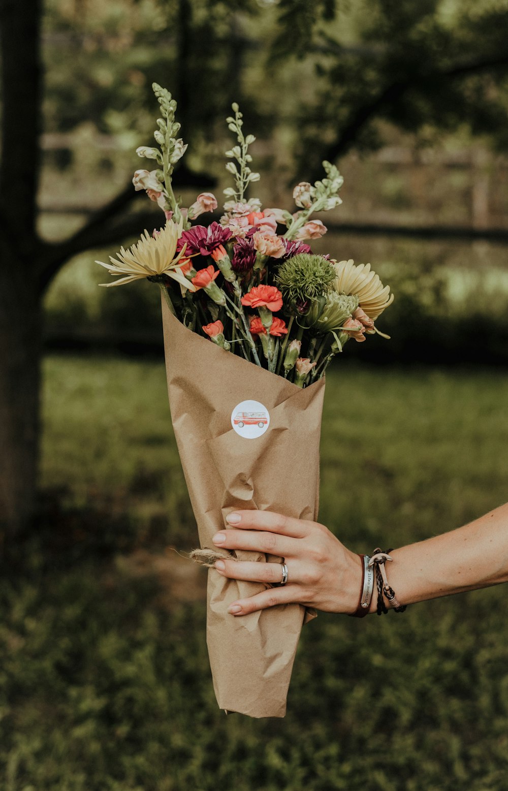 bouquet de fleurs enveloppé dans du papier brun