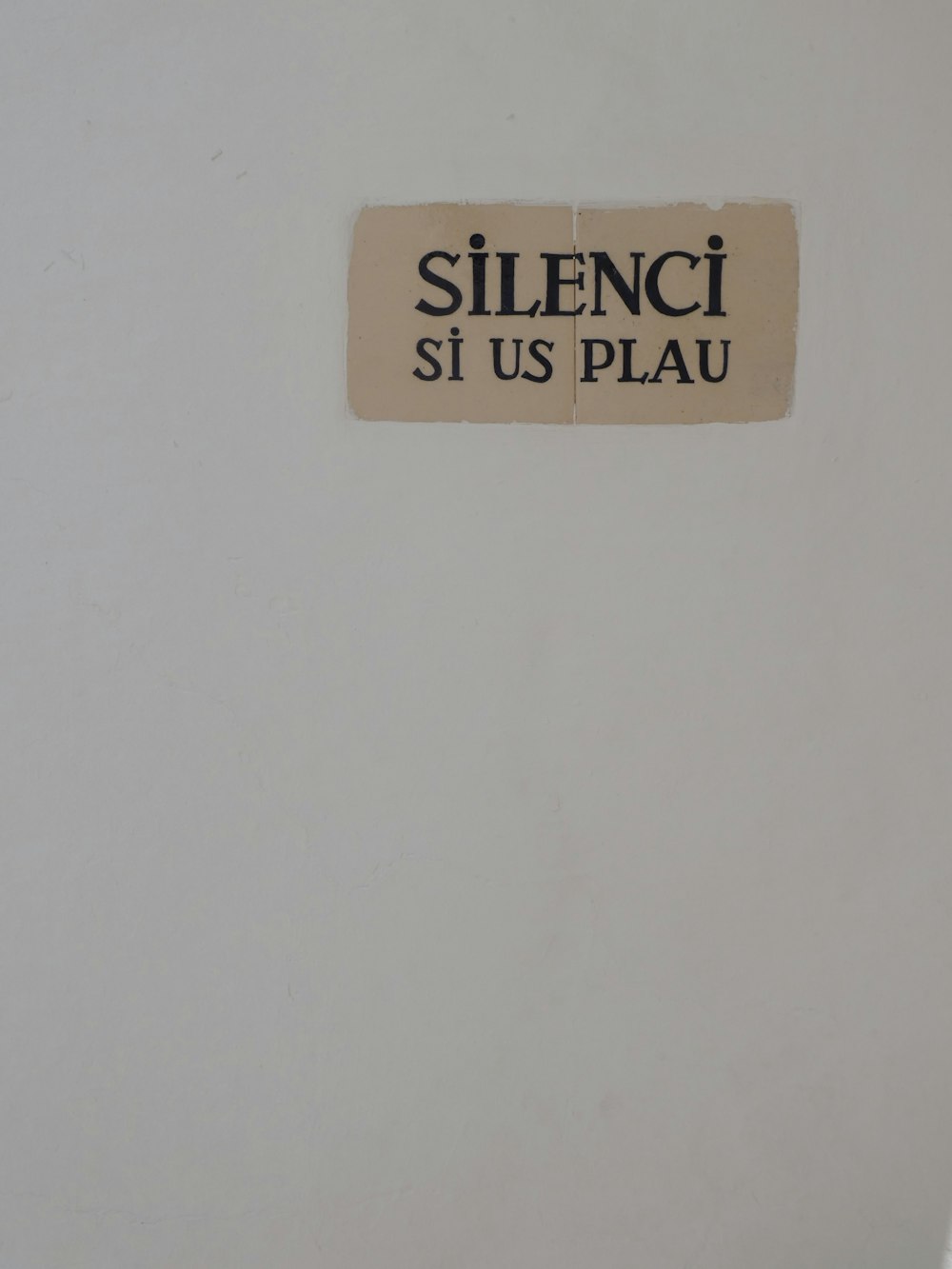 silenci si us plau signage