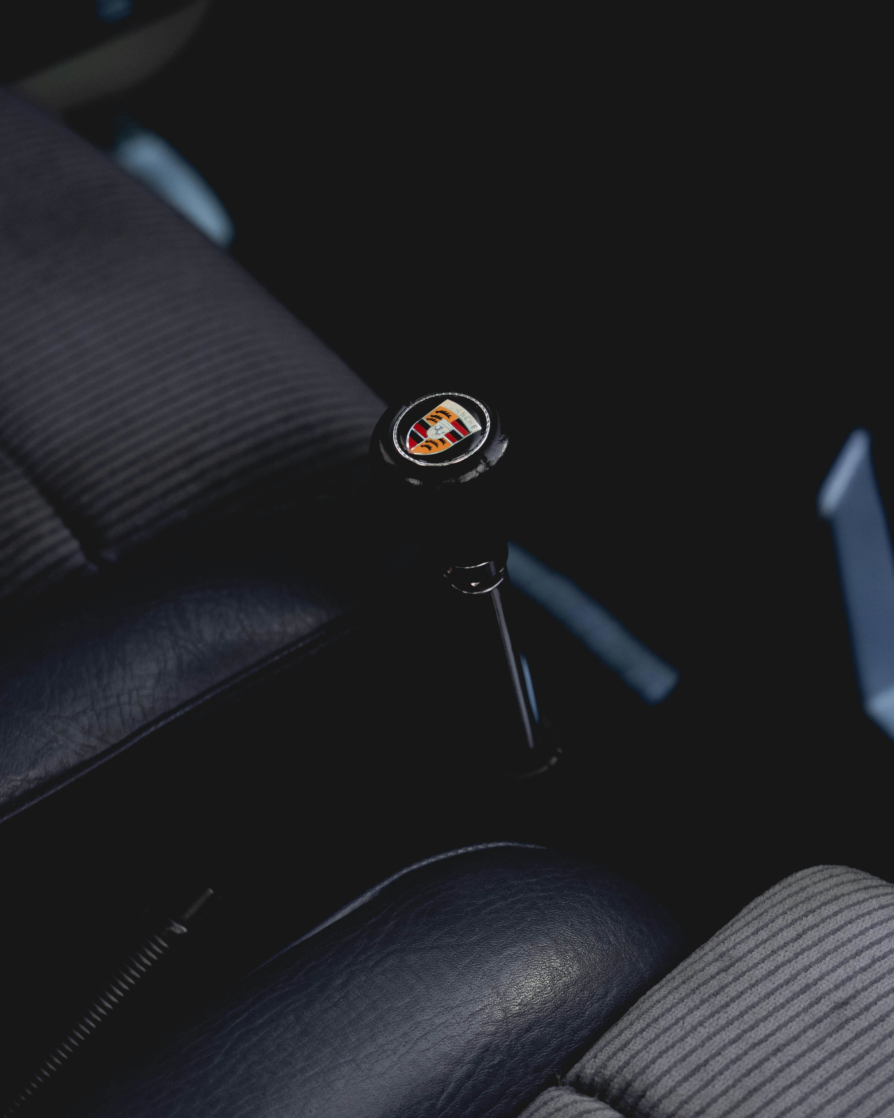 schwarzer Schalthebel für Fahrzeuge