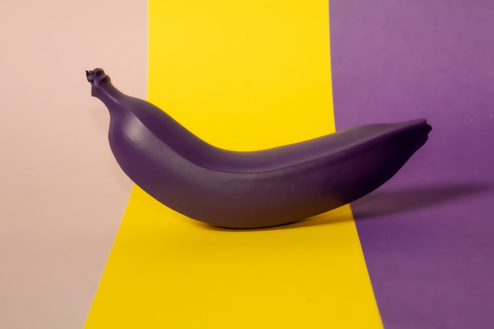 un fruit de banane violette