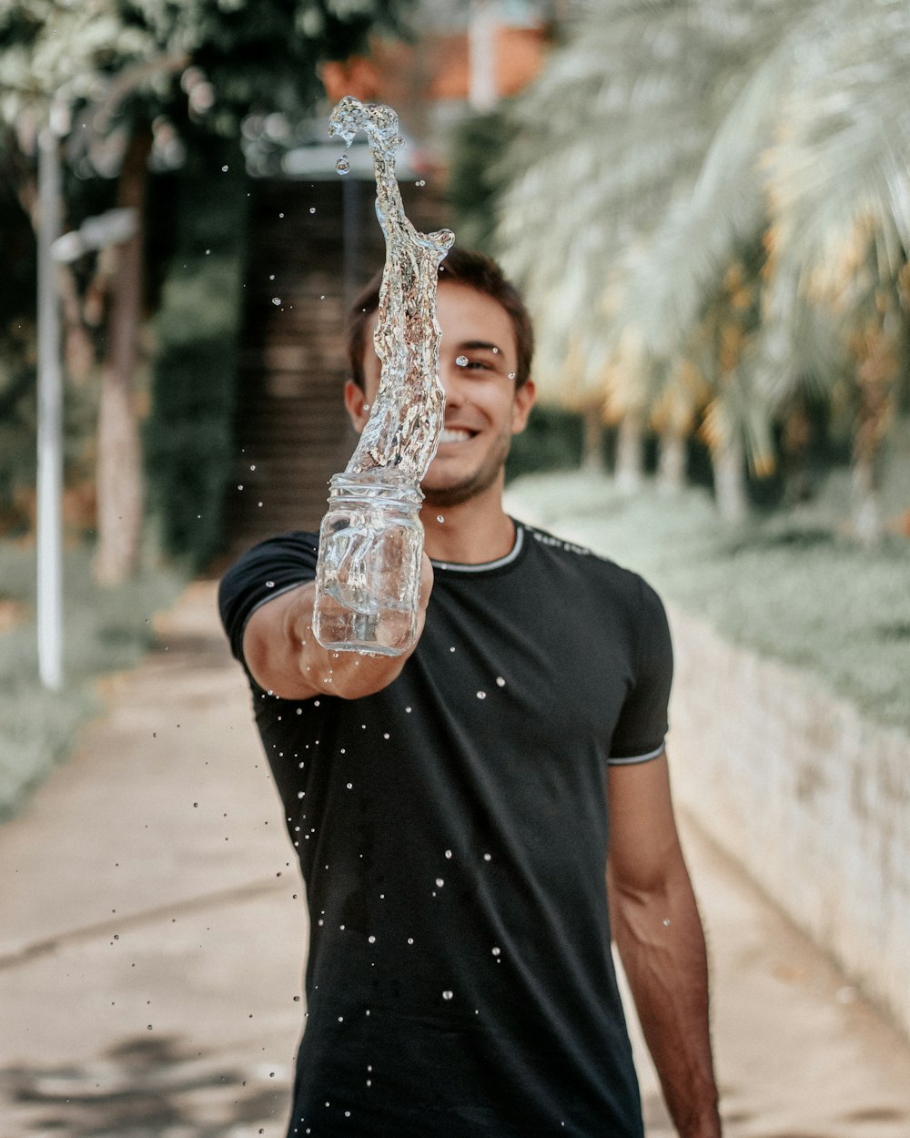 Fotografia de foco seletivo do homem jogando água