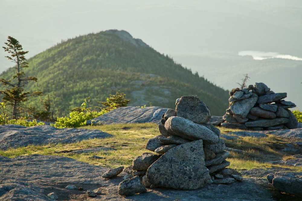 2つの石の山