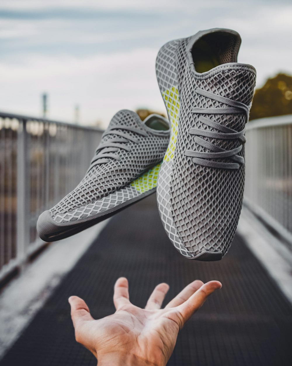 Par de zapatillas grises para correr
