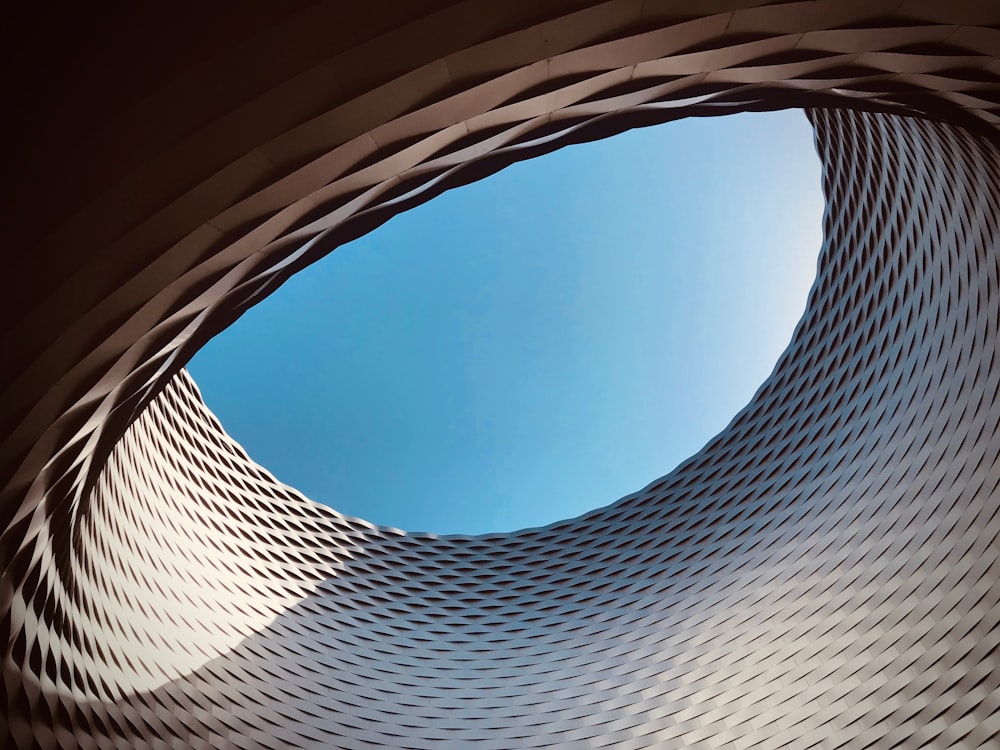 Vue sur le toit d’un bâtiment rond en béton blanc