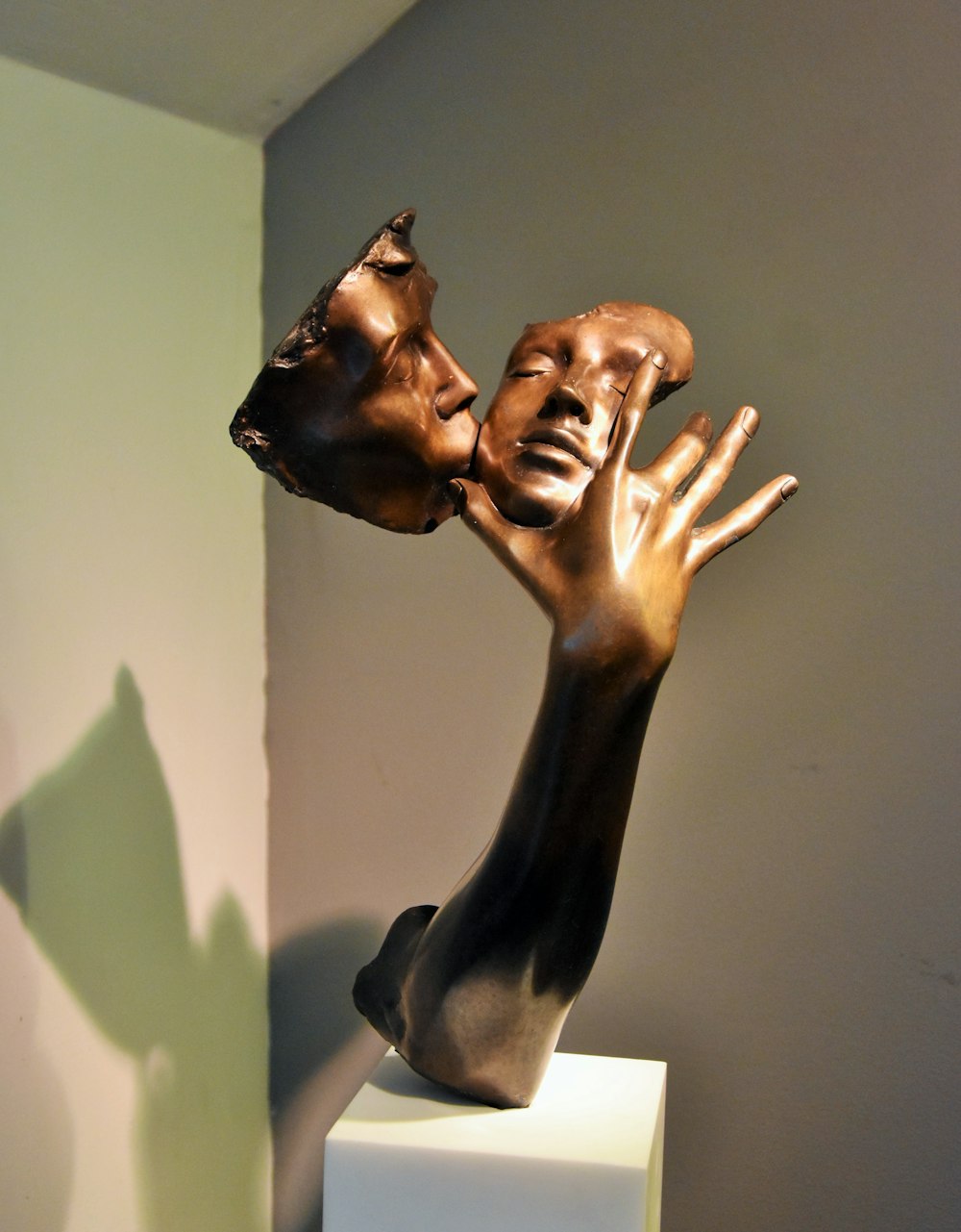 Homem marrom beijou a escultura da mulher