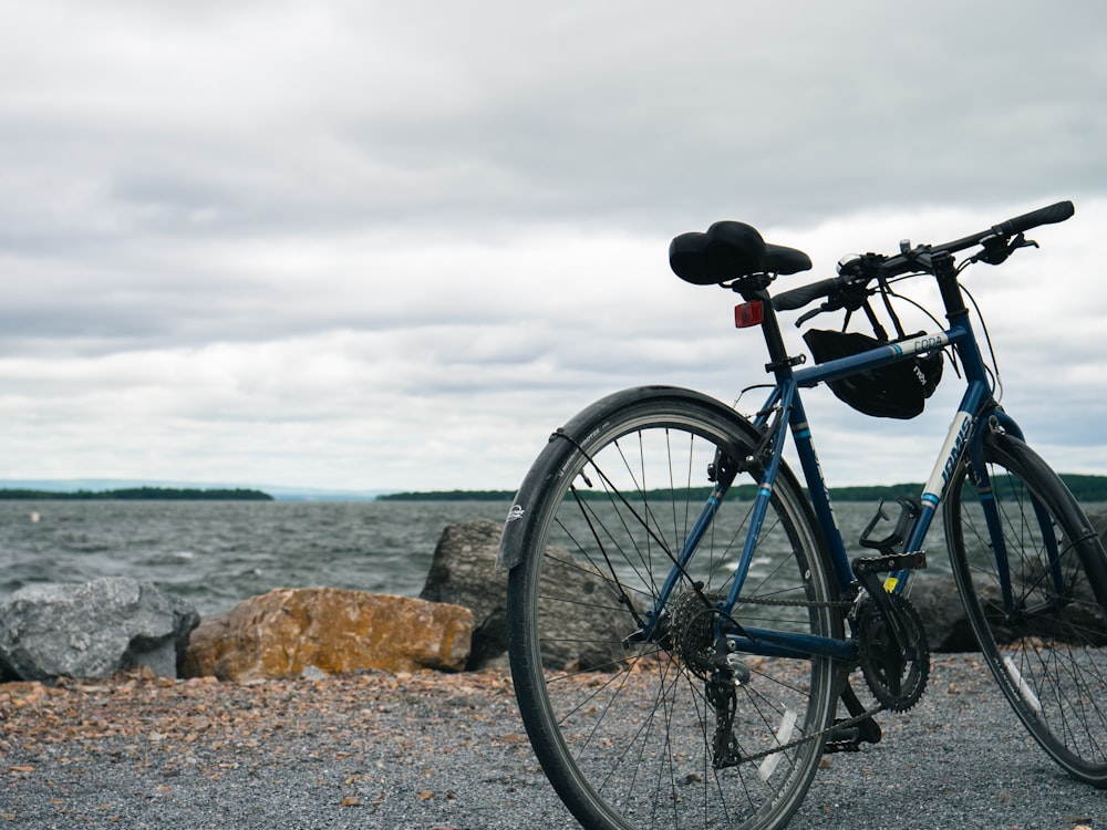 blue mountain bike parked in the seashore