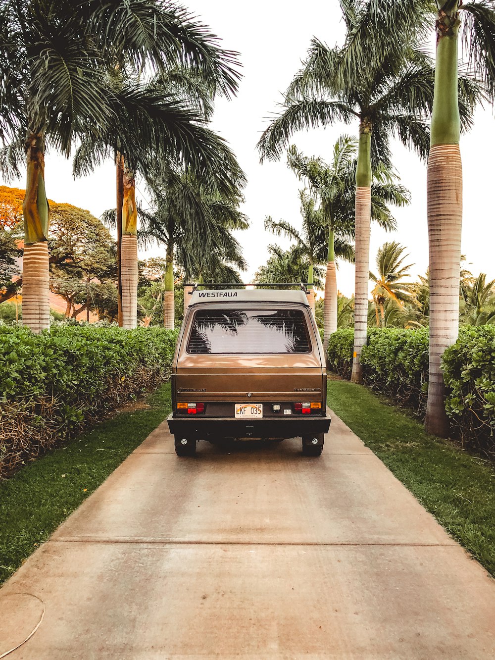 brown vehicle on focus photography