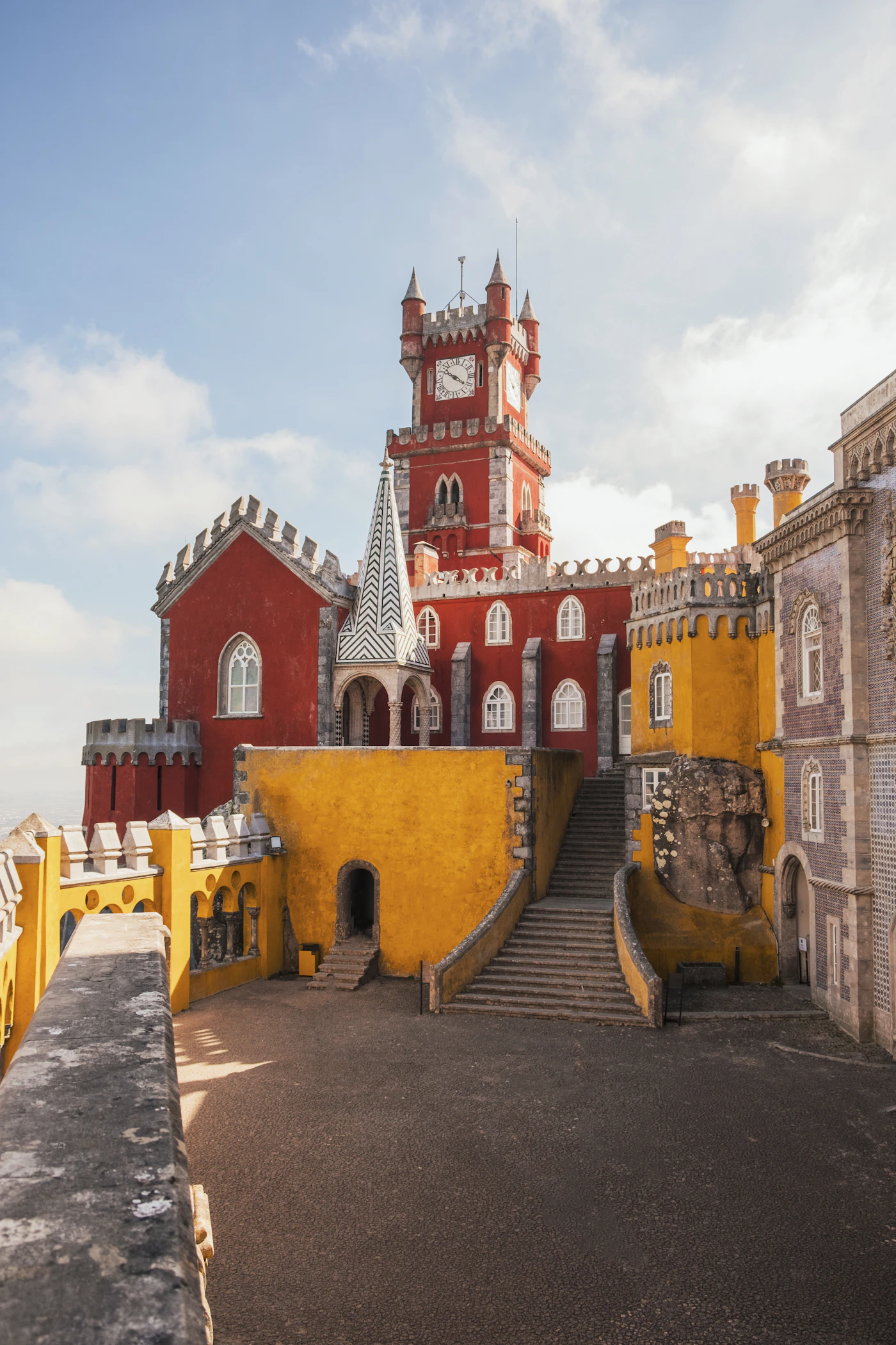 Palácio da Pena de colores amarillo y rojo coronando la sierra de Sintra, Portugal