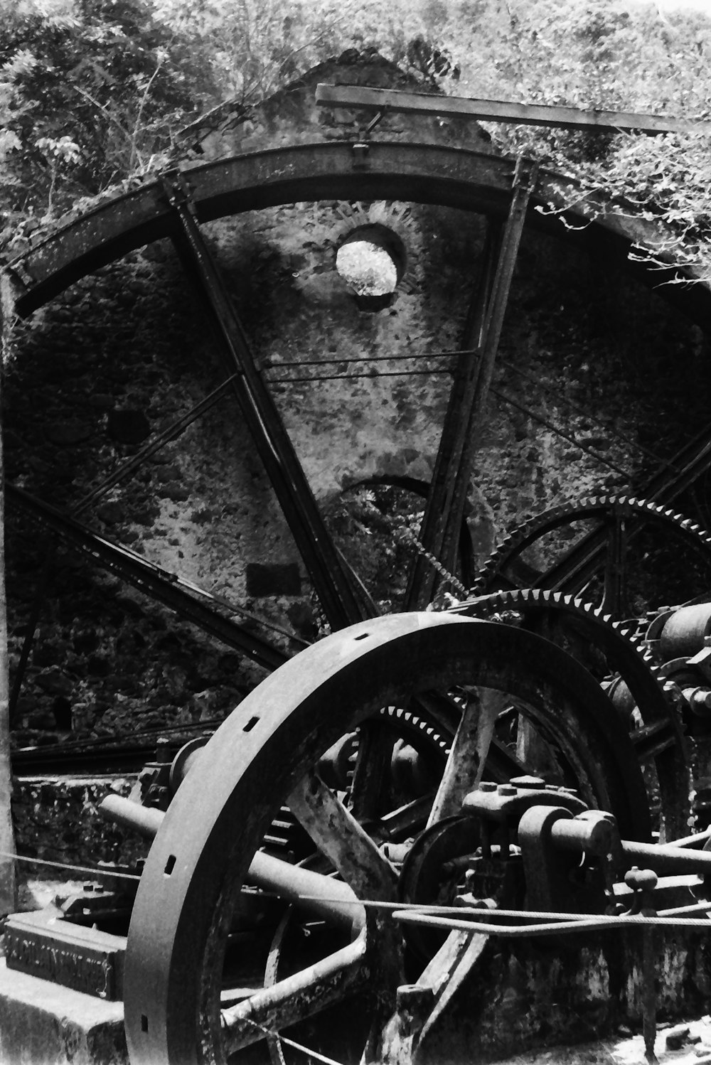 a black and white photo of an old machine
