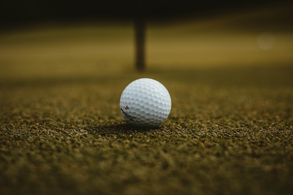 Fotografía de enfoque selectivo de la pelota de golf blanca