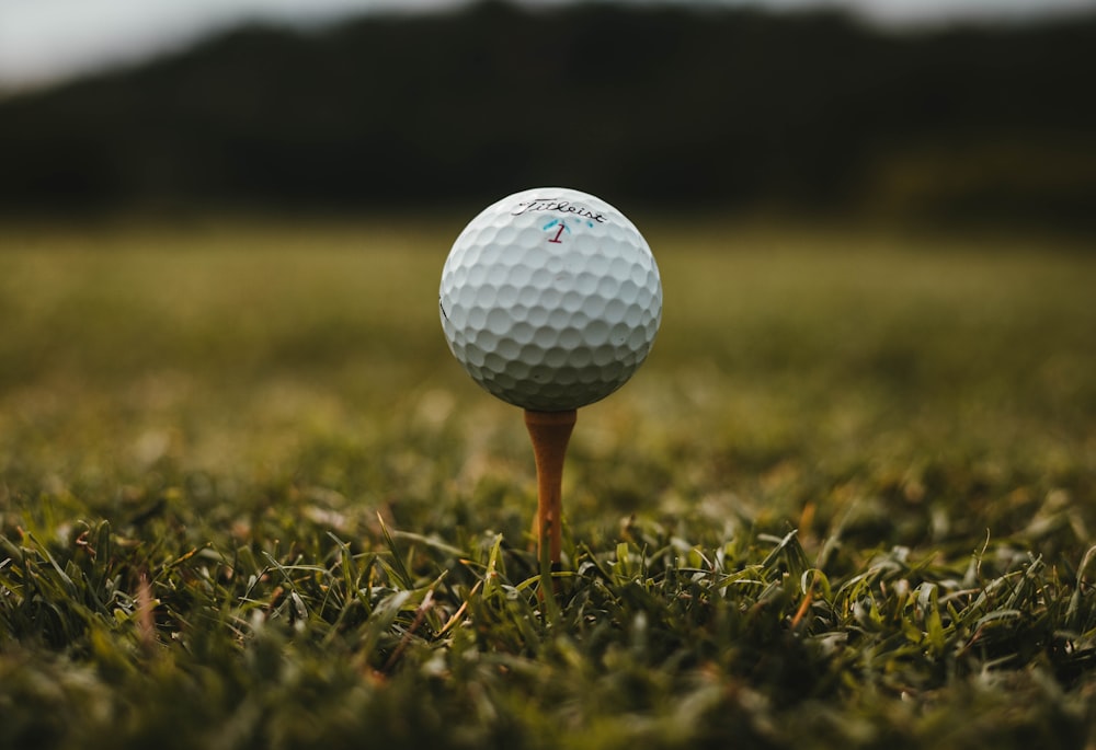 foto de closeup da bola de golfe branca