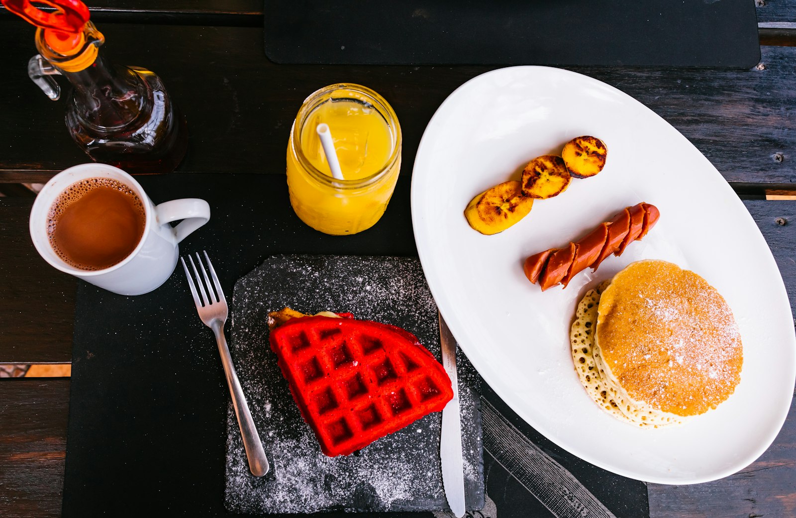 Canon EOS 5D Mark IV + Canon EF 24mm F1.4L II USM sample photo. Sausage between fried banana photography