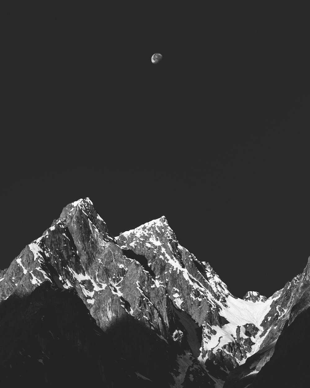 Montaña cubierta de nieve por la noche