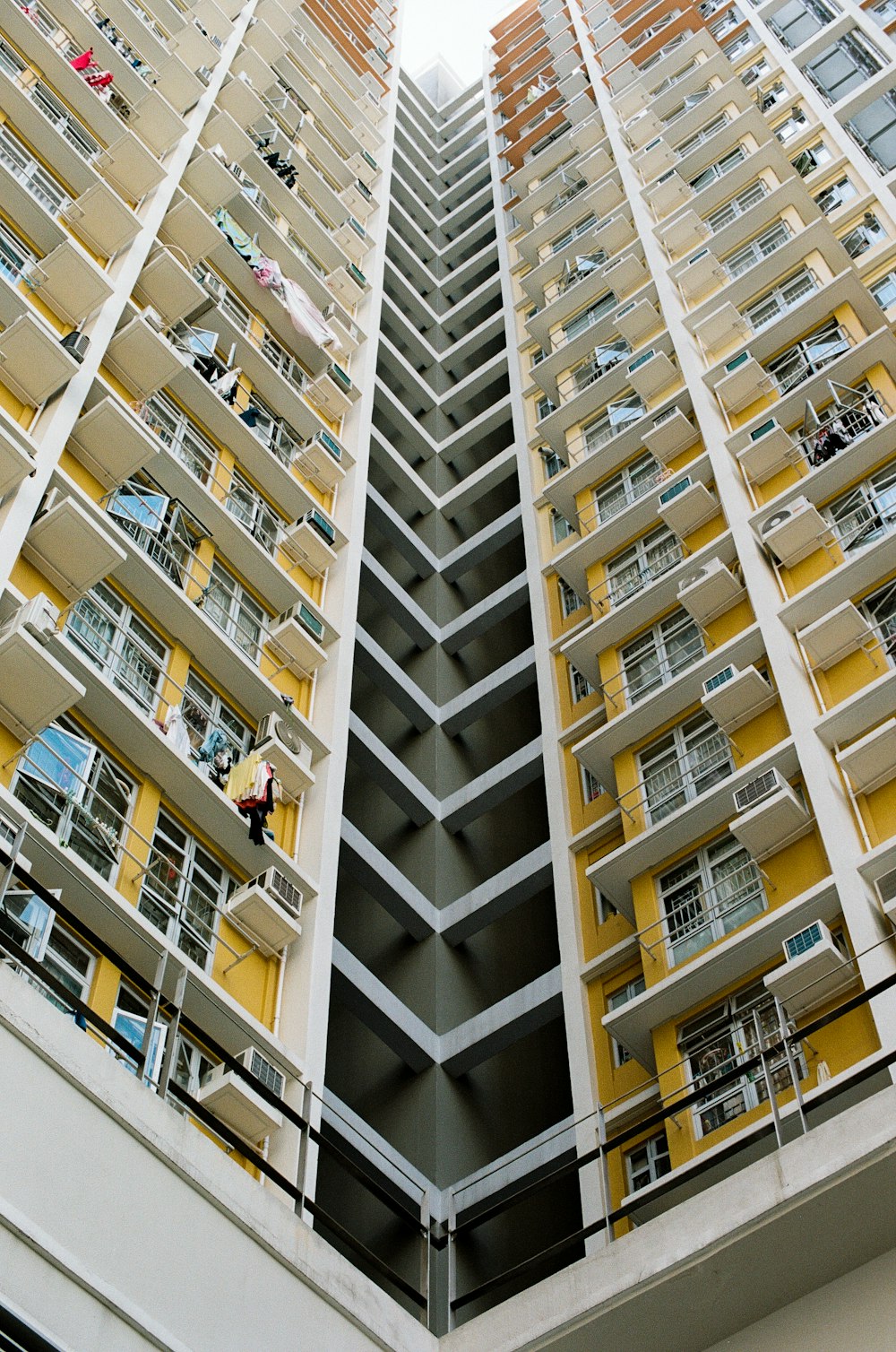 Photo en contre-plongée d’un immeuble de grande hauteur