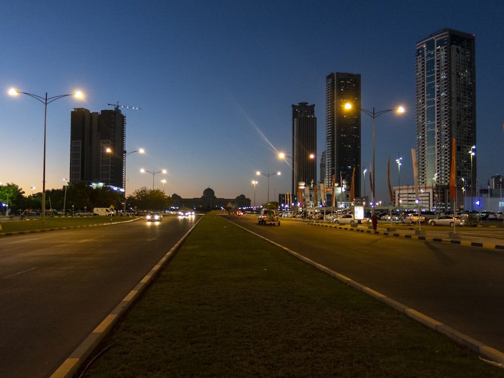 estrada de concreto entre edifícios durante a noite
