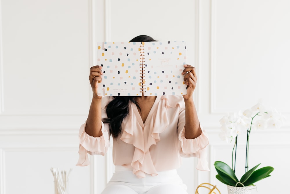 Frau mit Fotoalbum