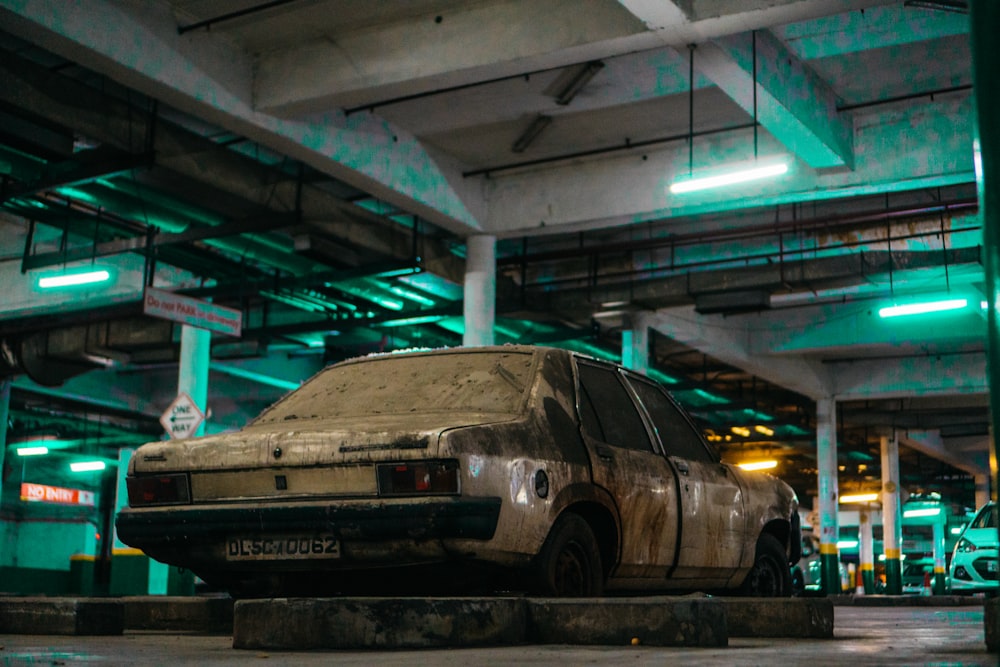 berlina bianca parcheggiata all'interno del parcheggio dell'edificio