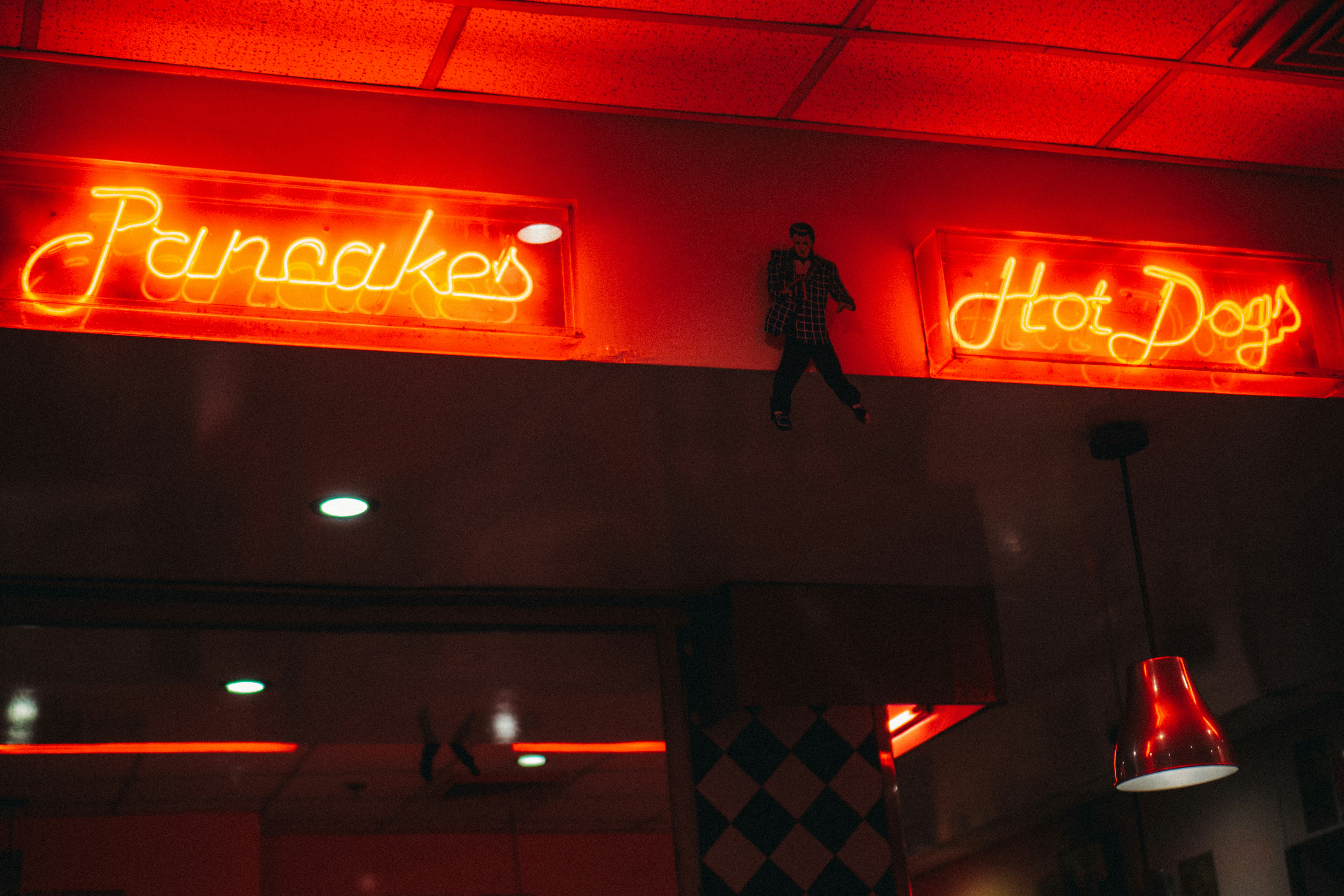 gelbe Pfannkuchen und Hot Dogs Neonreklamen