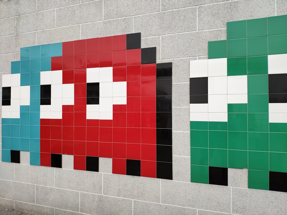 pintura mural de Pac-Man azul, roja y verde