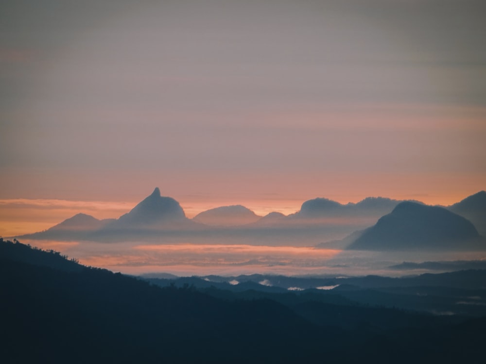 fotografia di paesaggio di montagne