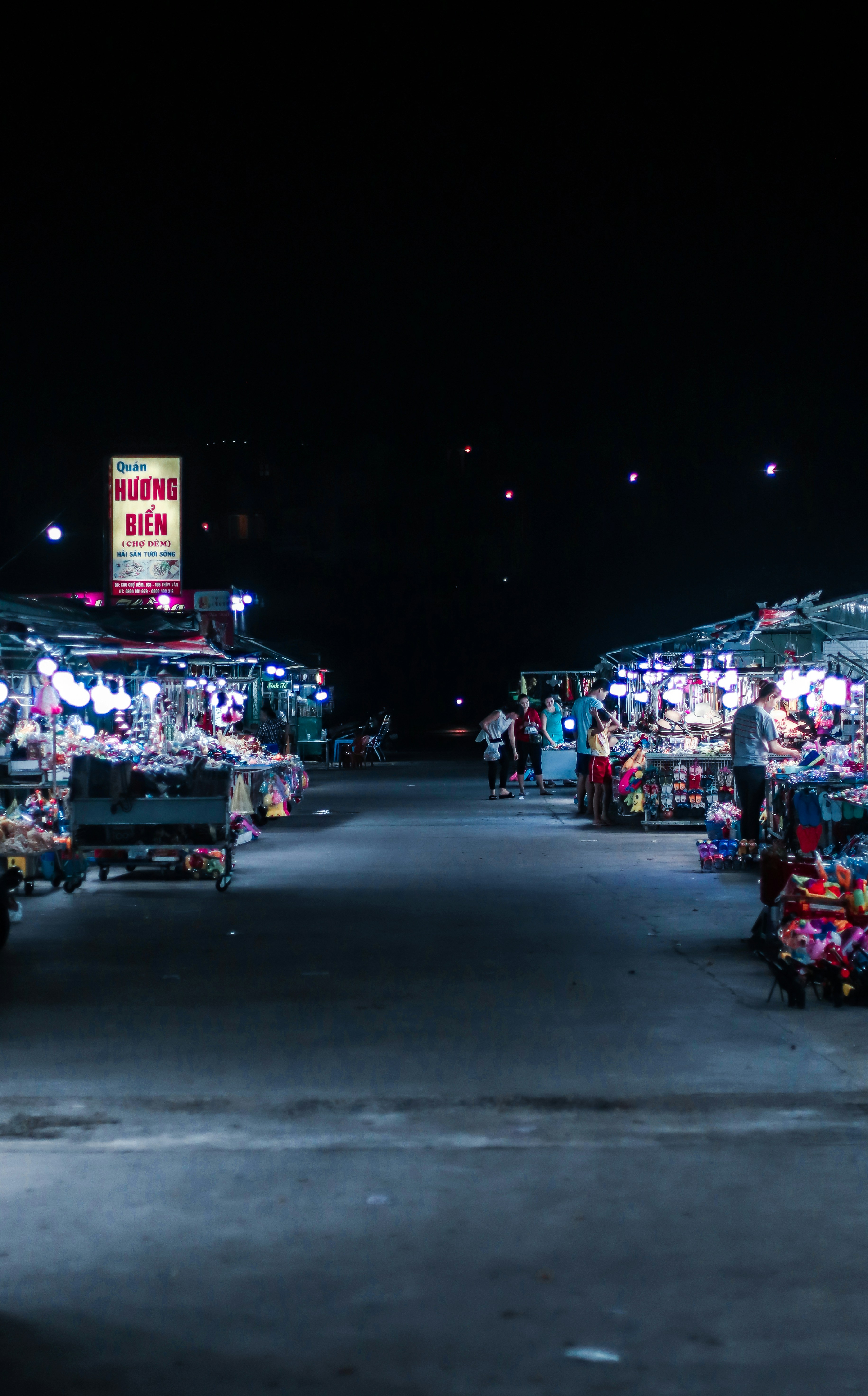 夜の街並みに並ぶお店の写真 Unsplashで見つける黒の無料写真