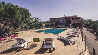 white lounger chairs