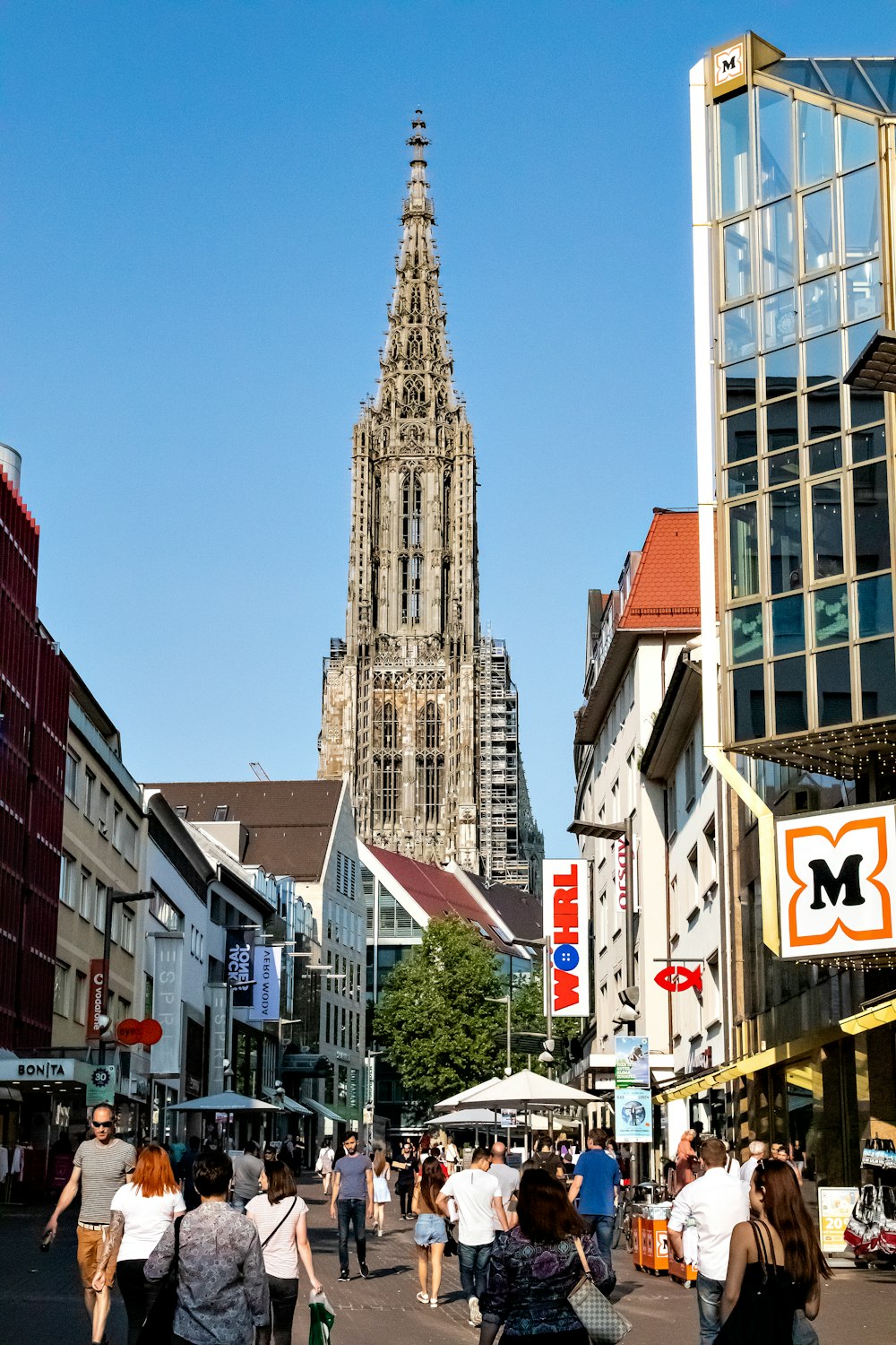 Menschen, die auf der Straße in der Nähe von Gebäuden gehen