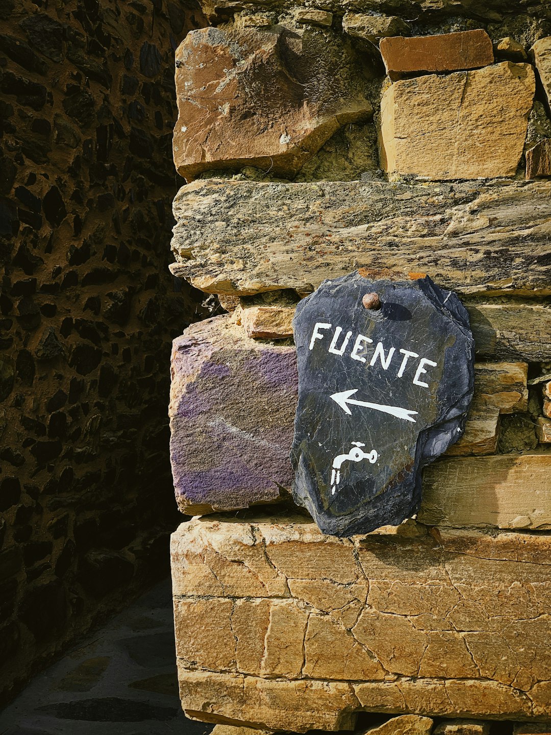Fuente stone signage
