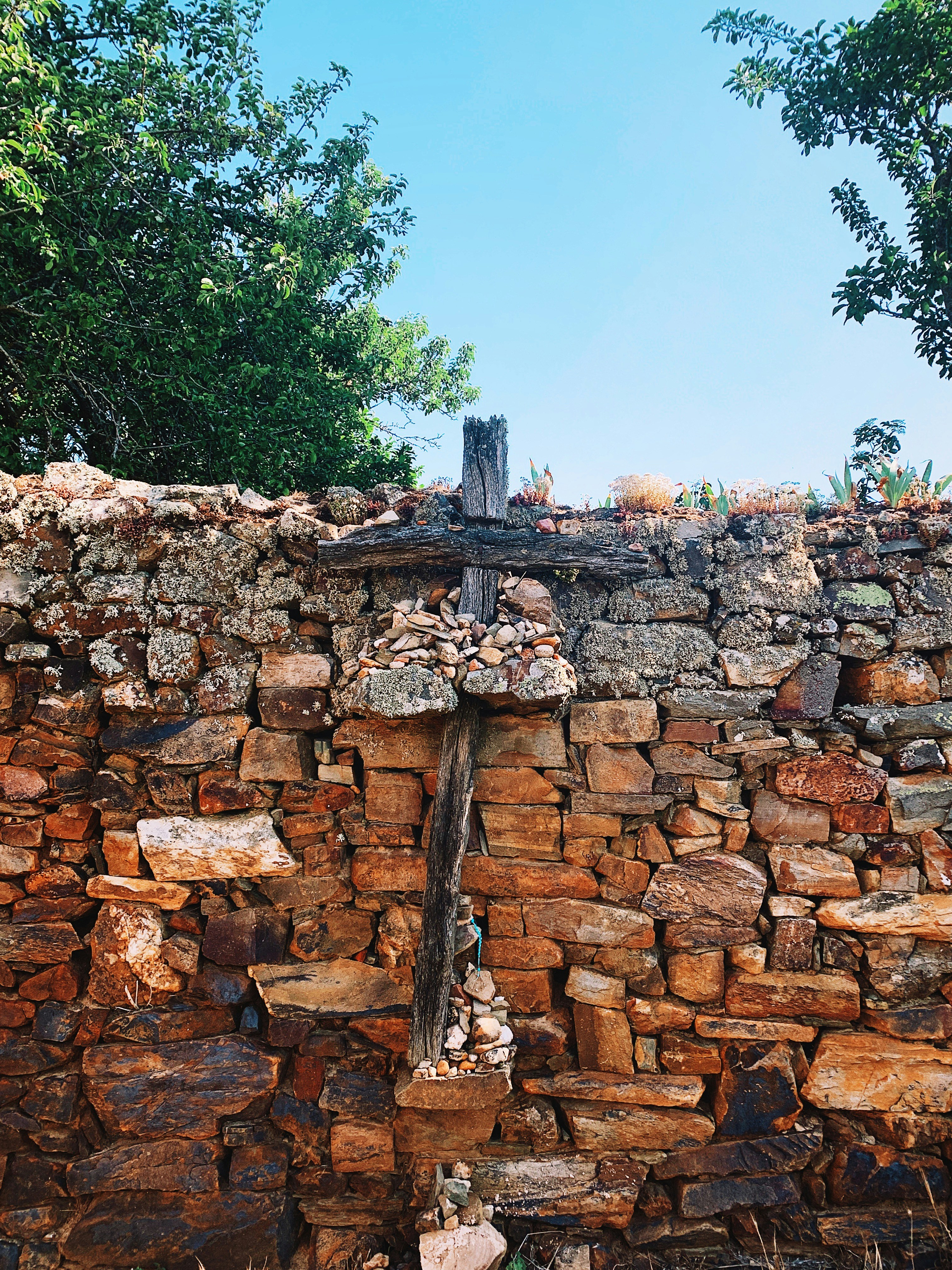 茶色のレンガ塀の写真 Unsplashの無料写真