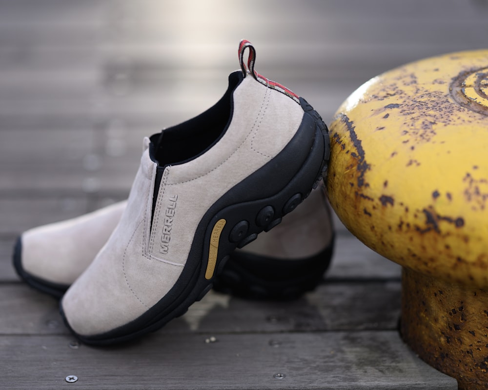 Foto de zapatos sin cordones Merrell en gris y negro – Imagen gratuita  Vestir en Unsplash