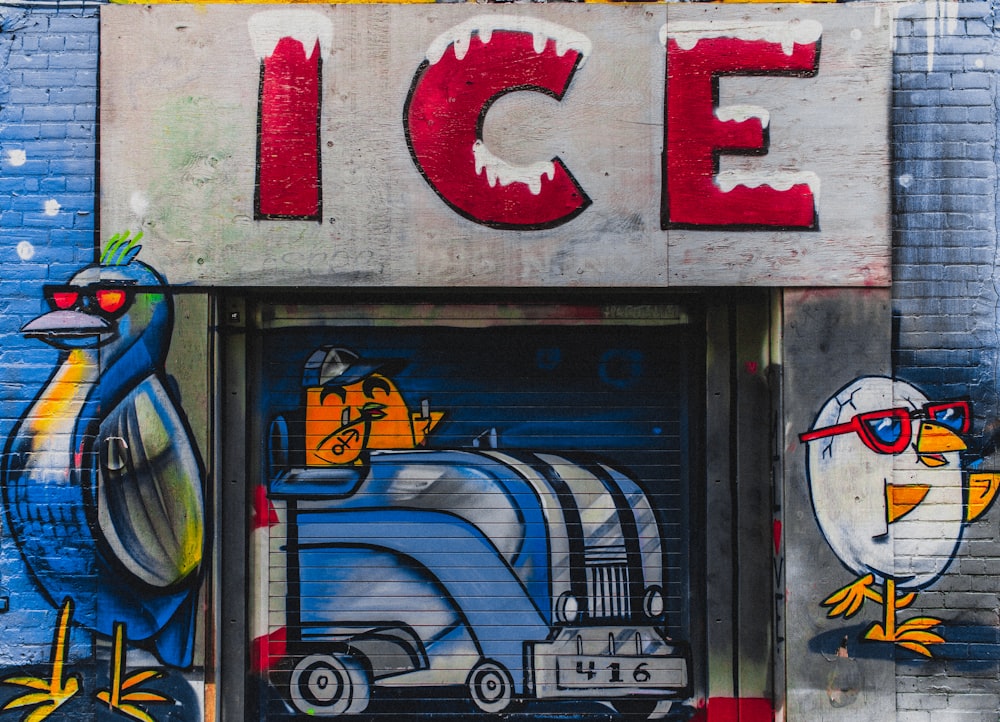Fachada de la tienda de hielo con graffiti de pájaros