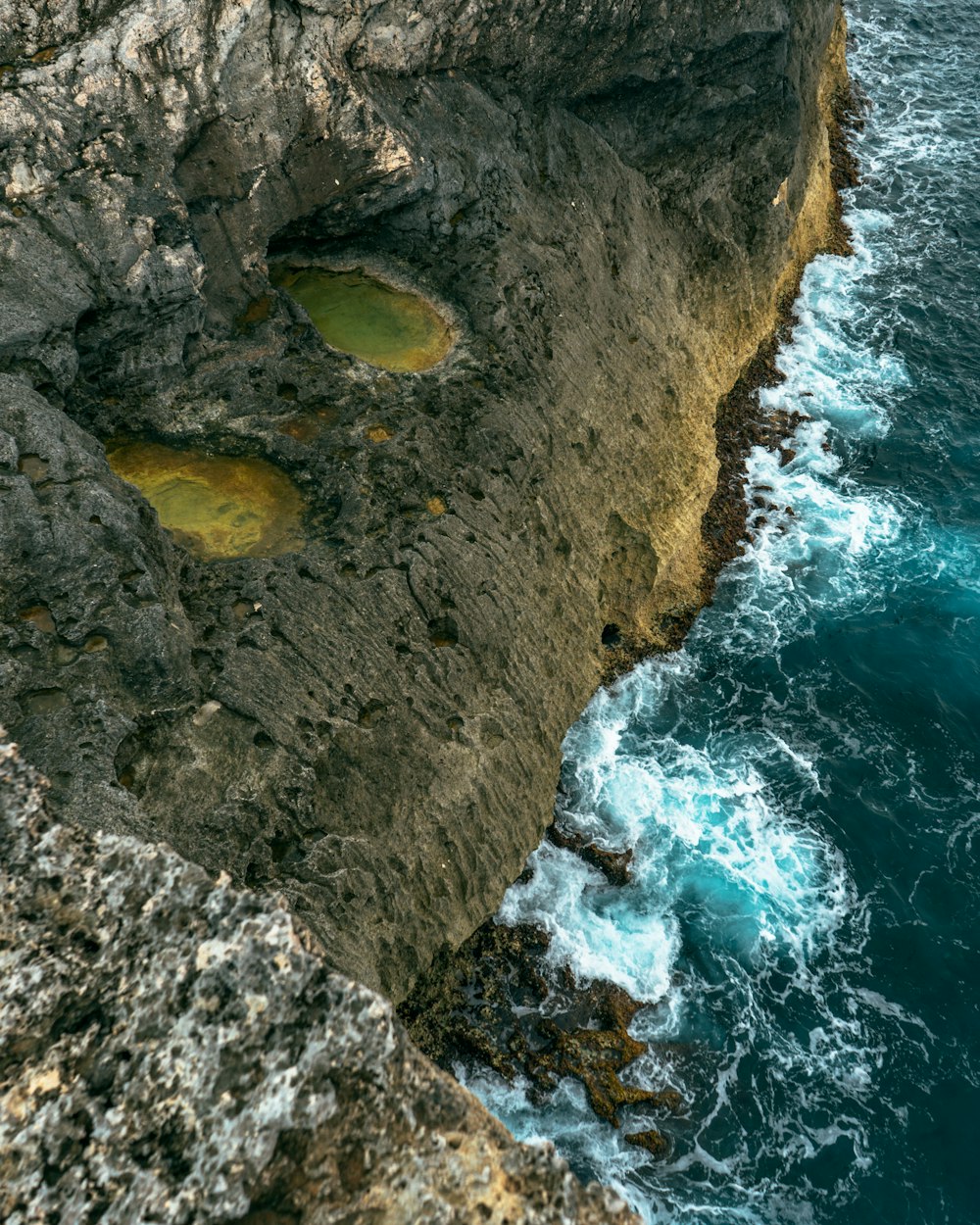 Formación de roca marrón cerca del océano